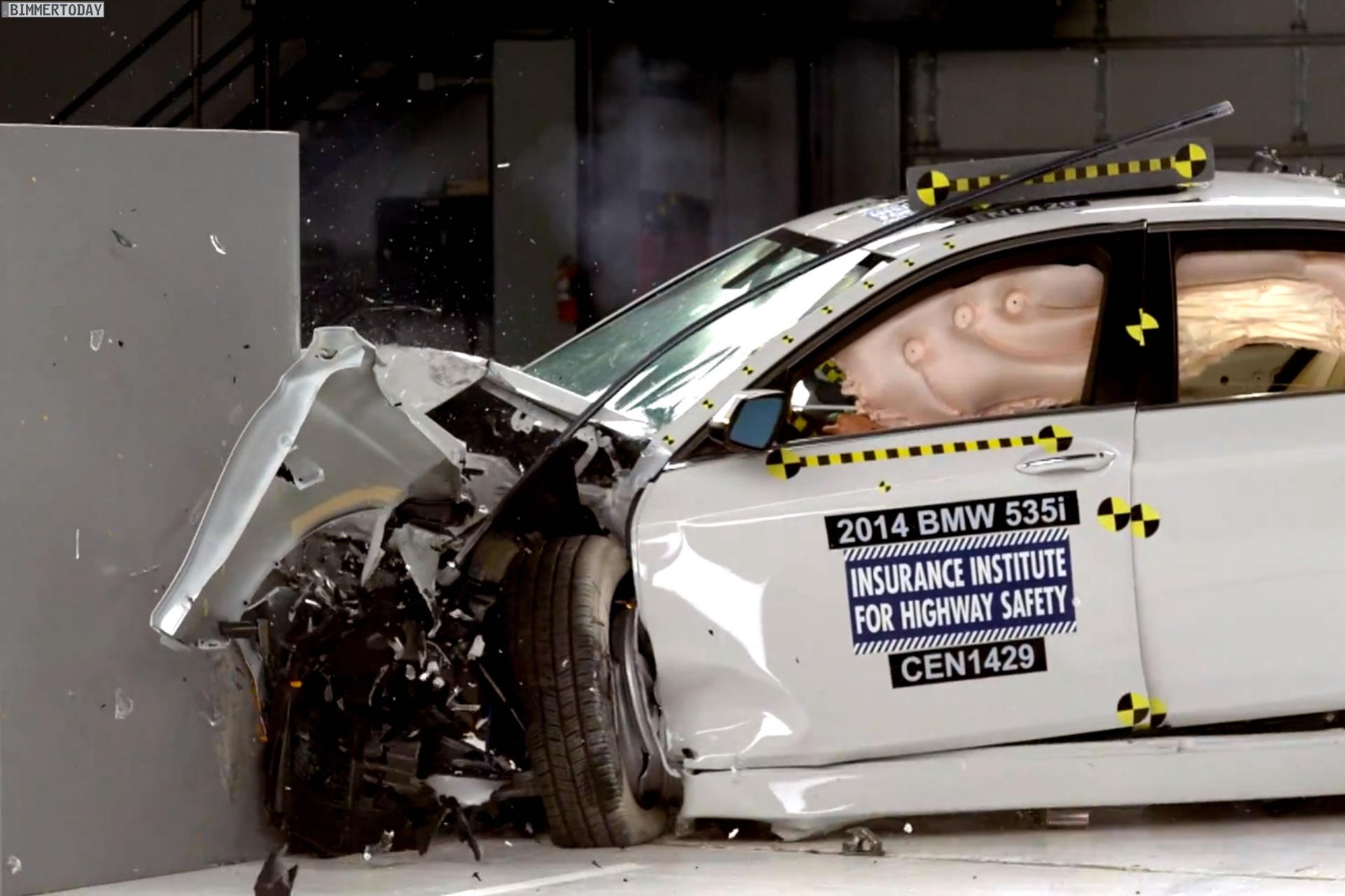 Extrem-Crashtest: BMW 5er E34 trifft frontal auf Volvo 960